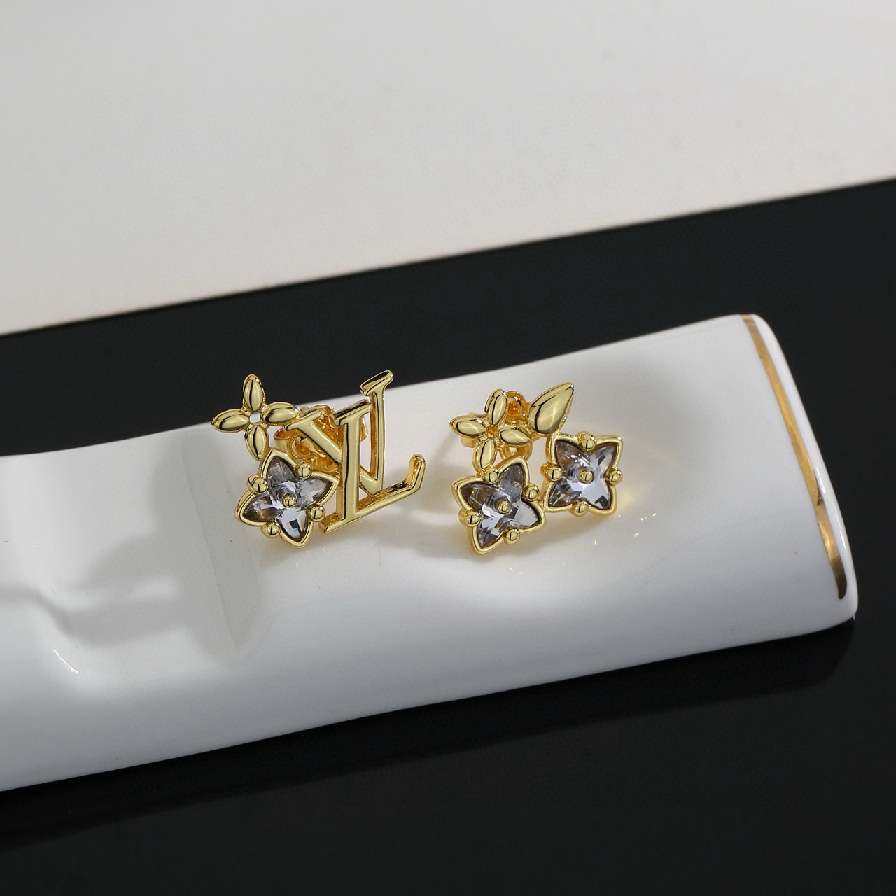Louis Vuitton LV耳钉 路易威登个性 带来 、有趣的视觉