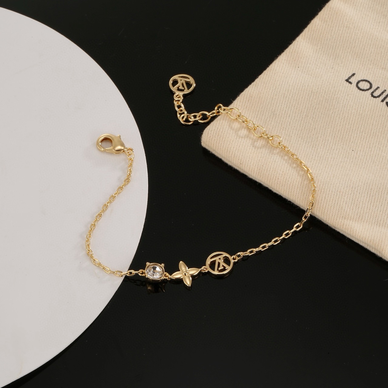 Louis Vuitton 路易威登字母手链 秉承精湛匠艺 抛光色泽成就 LV 字母的自然化身，流露品牌格调 百搭 手链