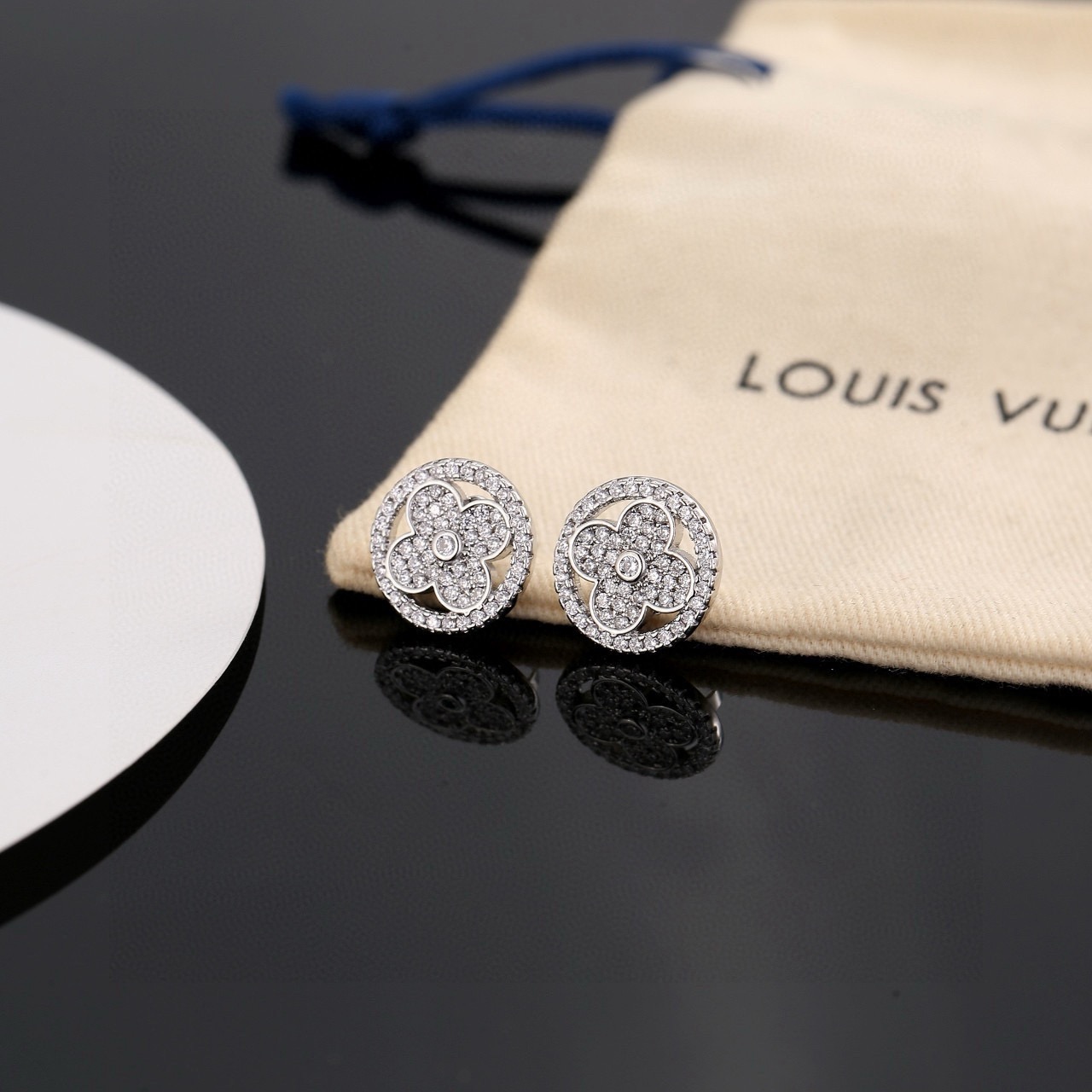 Louis Vuitton 美毙了 LV 路易威登 耳钉 优雅知性 上档次 百搭款式 简直美的不能再美了