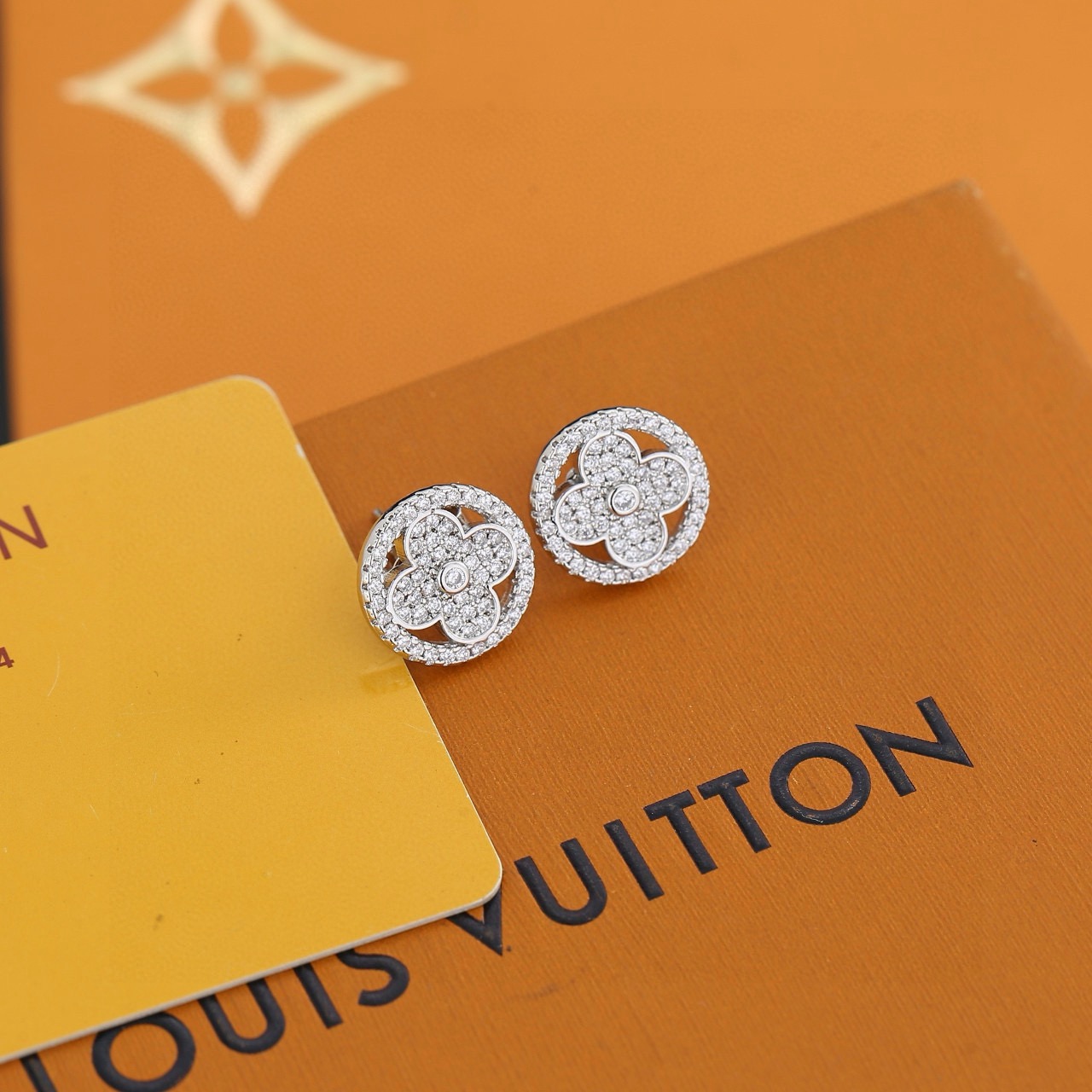 Louis Vuitton 美毙了 LV 路易威登 耳钉 优雅知性 上档次 百搭款式 简直美的不能再美了