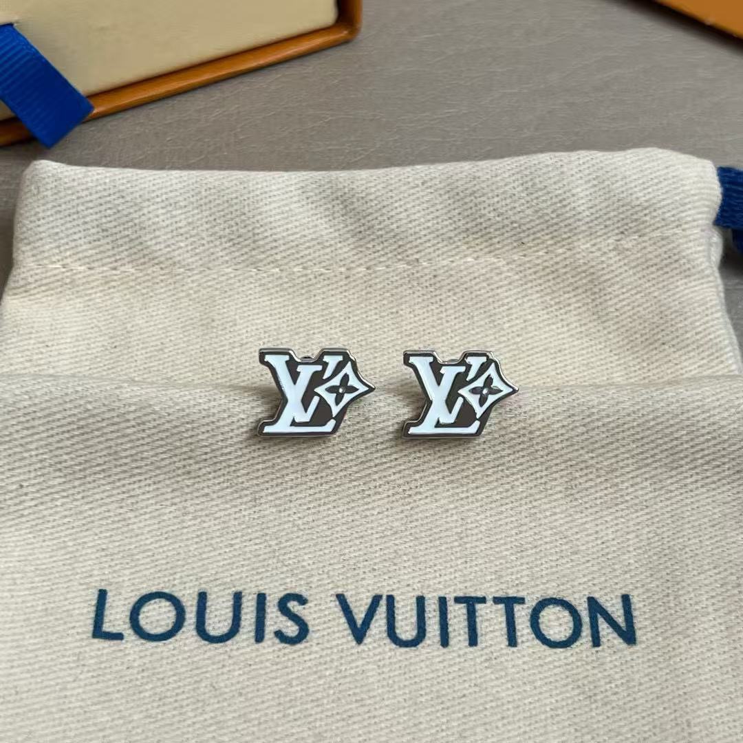 Louis Vuitton 精工版本路易威登耳钉 秉承精湛匠艺 以锻造耀目 LV Twig 抛光色泽成就 LV 字母的自然化身