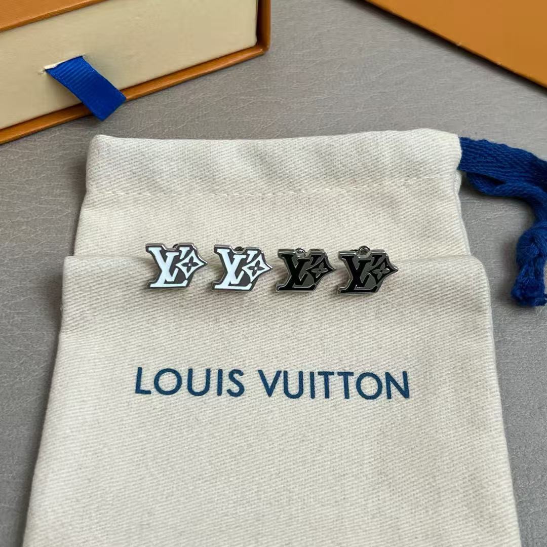 Louis Vuitton 精工版本路易威登耳钉 秉承精湛匠艺 以锻造耀目 LV Twig 抛光色泽成就 LV 字母的自然化身
