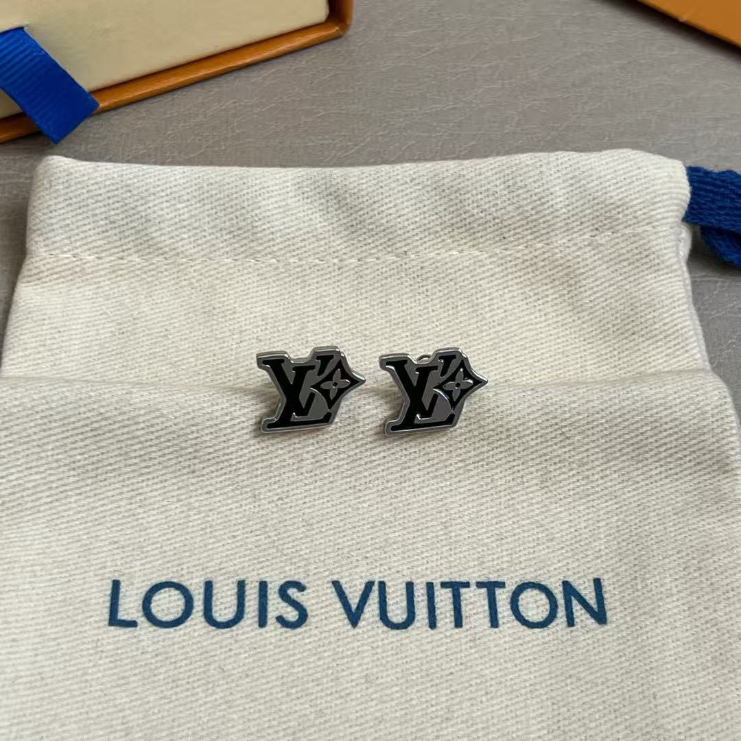 Louis Vuitton 精工版本路易威登耳钉 秉承精湛匠艺 以锻造耀目 LV Twig 抛光色泽成就 LV 字母的自然化身
