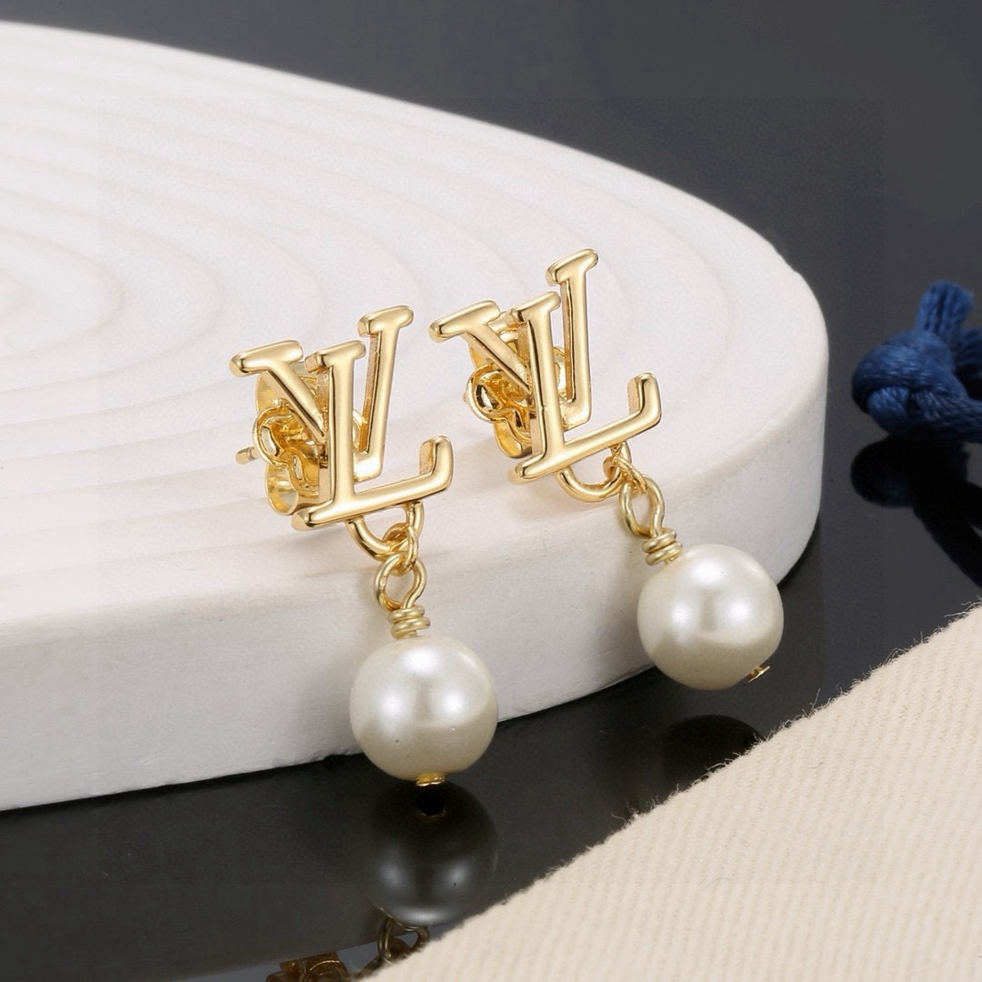 Louis Vuitton 路易威登字母耳钉 秉承精湛匠艺 抛光色泽成就 LV 字母的自然化身，流露品牌格调 百搭 耳钉