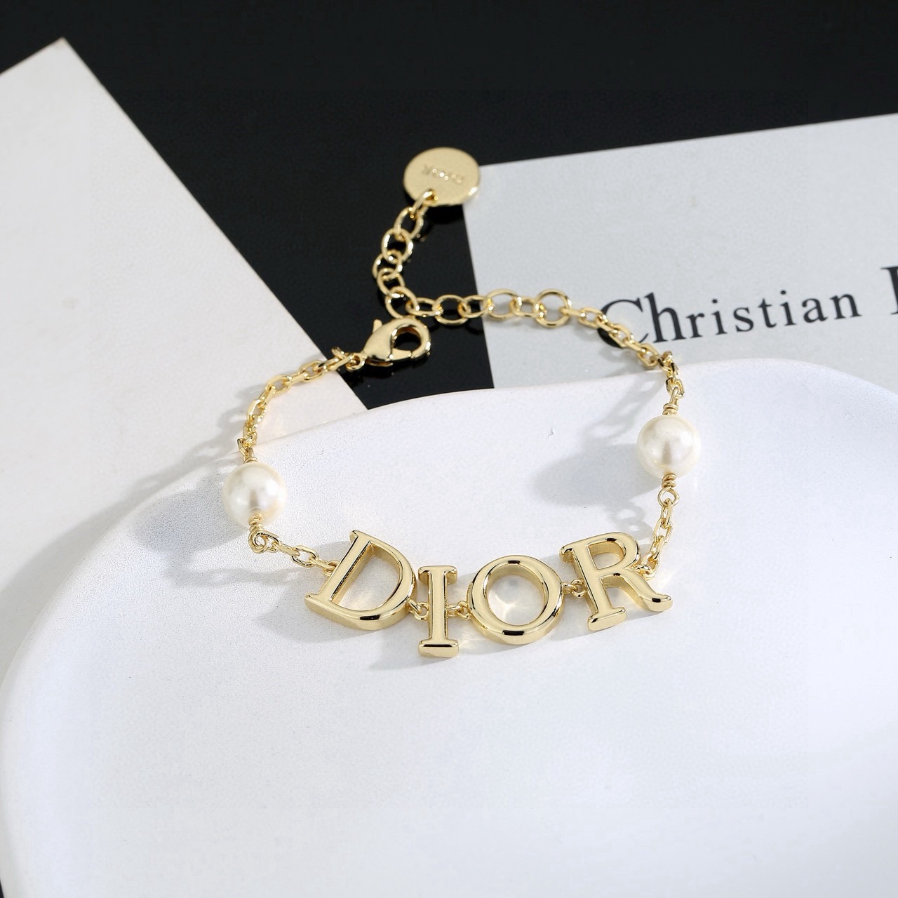 Dior 迪奥手链 这款 Dior Tribales 在 Dior 标志性款式的基础上演绎出新的风格