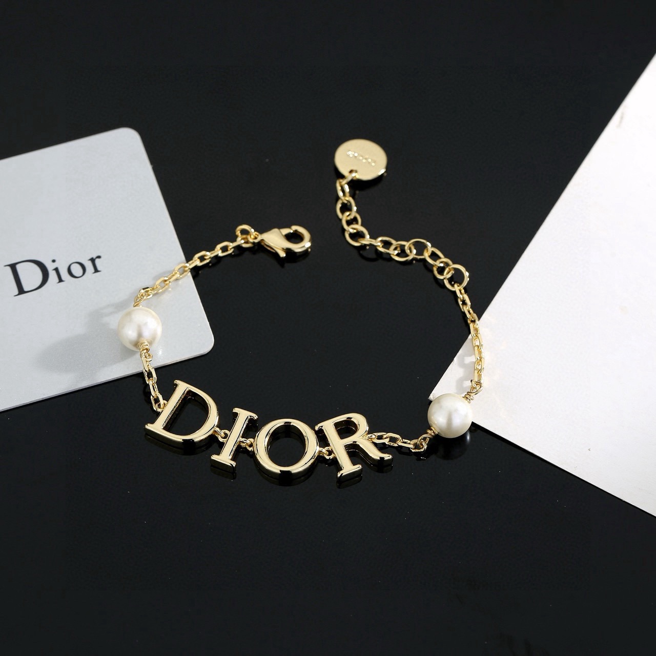 Dior 迪奥手链 这款 Dior Tribales 在 Dior 标志性款式的基础上演绎出新的风格