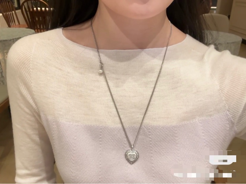 Chanel 香奈儿爱心满钻项链 银色金属搭配满钻设计 中央是 双C标志 又闪耀 链条长度适中
