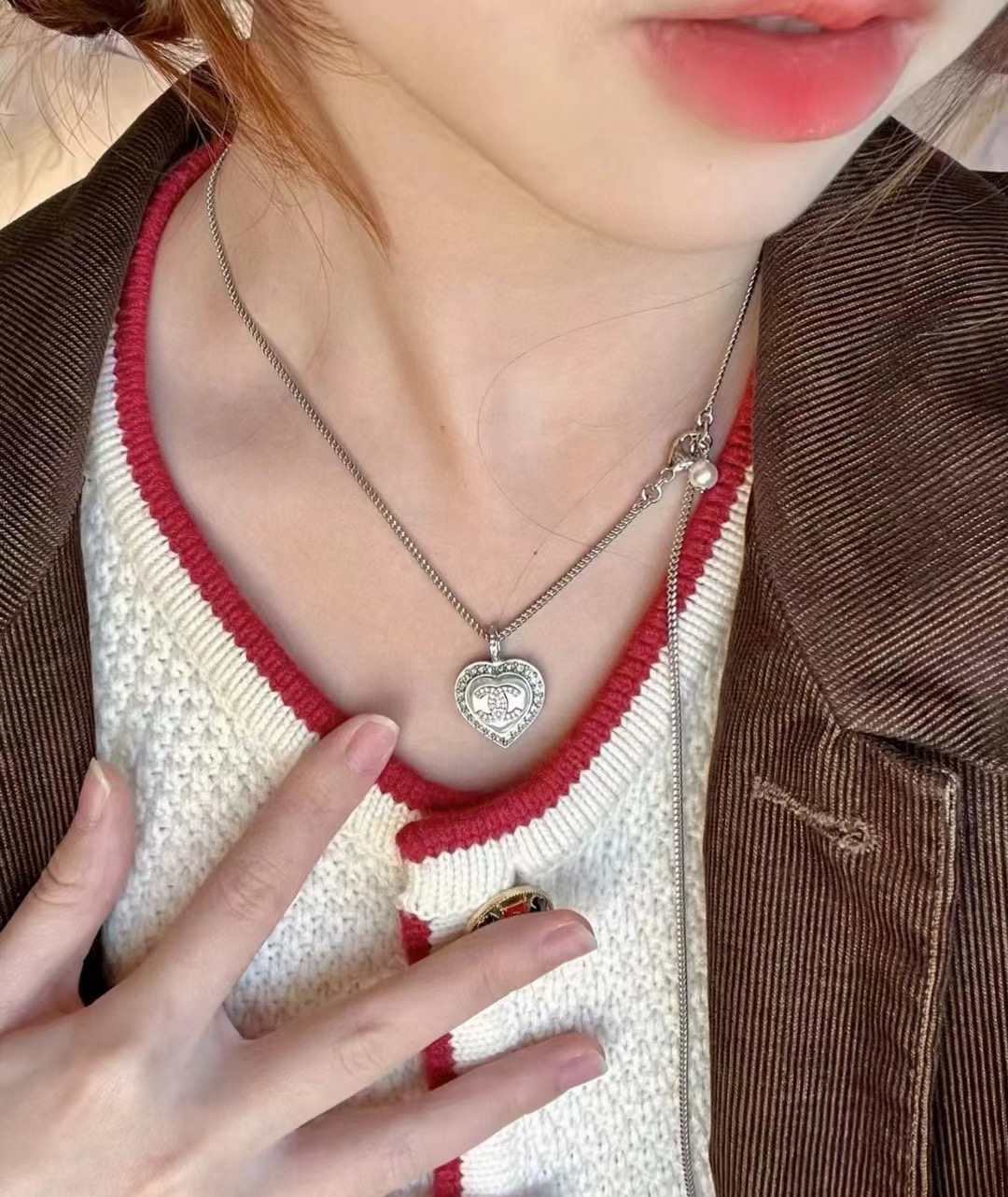 Chanel 香奈儿爱心满钻项链 银色金属搭配满钻设计 中央是 双C标志 又闪耀 链条长度适中