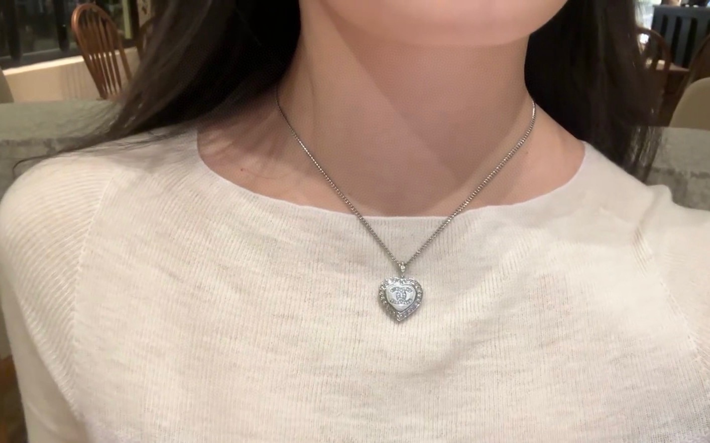 Chanel 香奈儿爱心满钻项链 银色金属搭配满钻设计 中央是 双C标志 又闪耀 链条长度适中