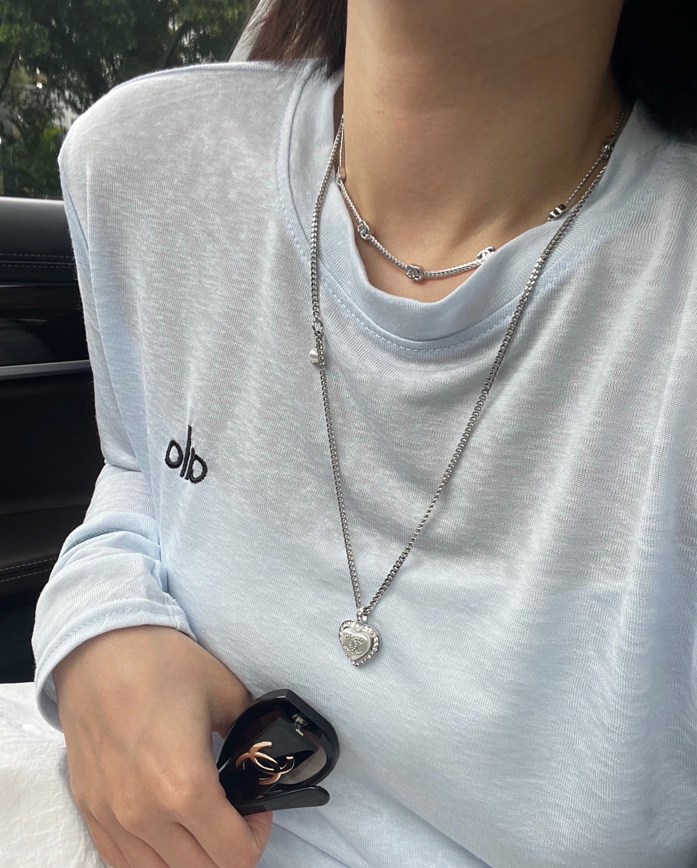 Chanel 香奈儿爱心满钻项链 银色金属搭配满钻设计 中央是 双C标志 又闪耀 链条长度适中