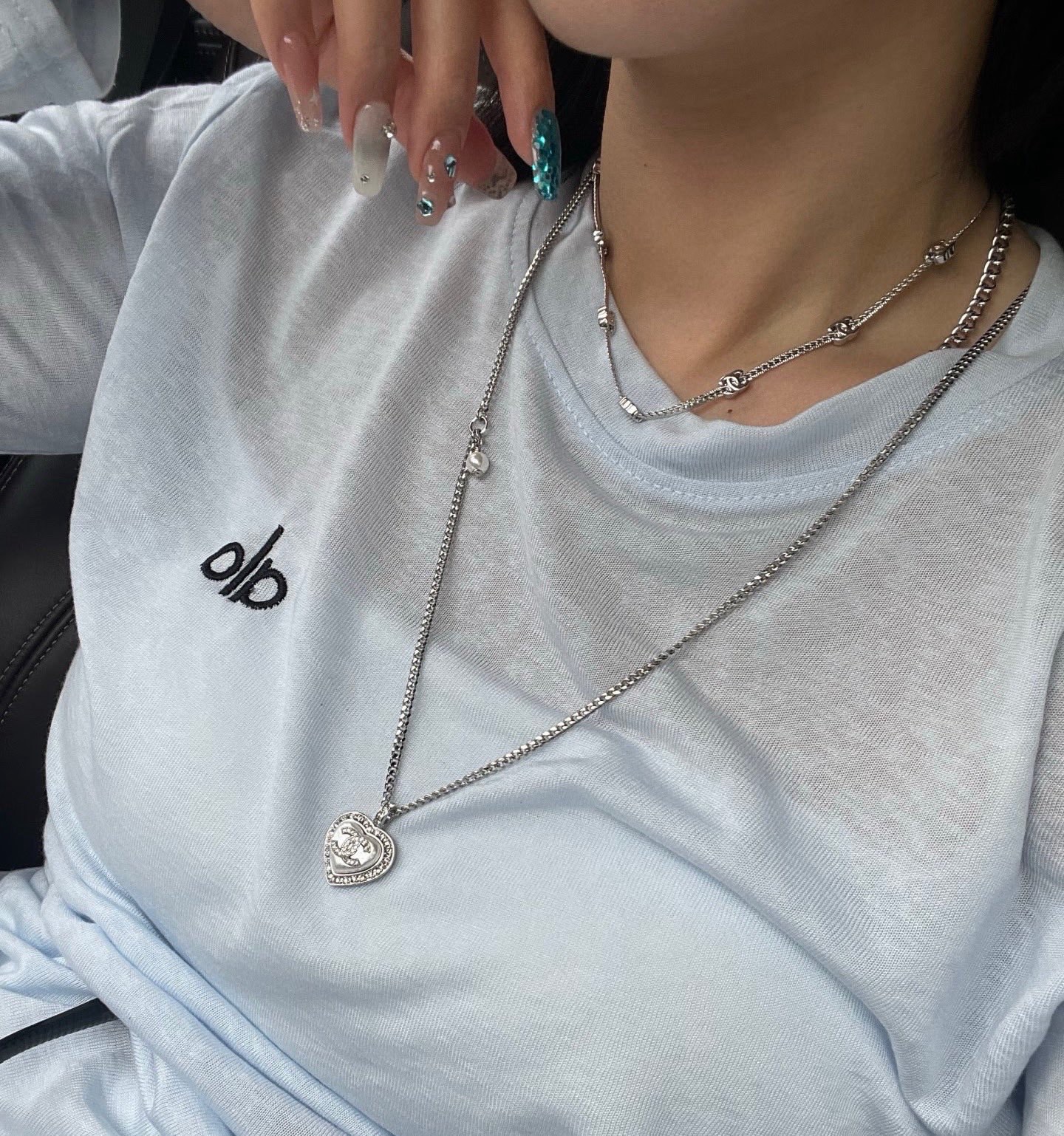 Chanel 香奈儿爱心满钻项链 银色金属搭配满钻设计 中央是 双C标志 又闪耀 链条长度适中