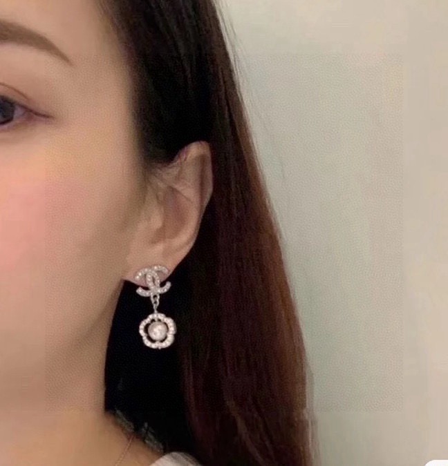 Chanel 香奈儿山茶花耳环 紧追潮流早春耳钉 不管你是圆脸还是长脸拆下自己配系有意想不到的惊喜