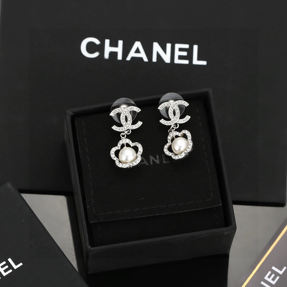 Chanel 香奈儿山茶花耳环 紧追潮流早春耳钉 不管你是圆脸还是长脸拆下自己配系有意想不到的惊喜