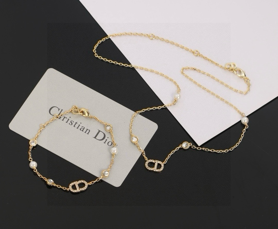Corona Dior 【Collar y pulsera Dior CD】Oh my gosh, esta es la hada misma, es demasiado bonito, al usarlo se ve etéreo, t…