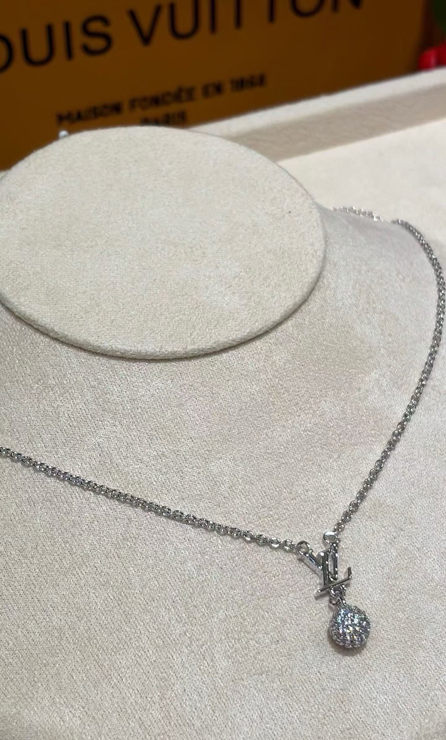 Louis Vuitton 路易威登字母项链 秉承精湛匠艺 抛光色泽成就 LV 字母的自然化身，流露品牌格调 百搭 项链