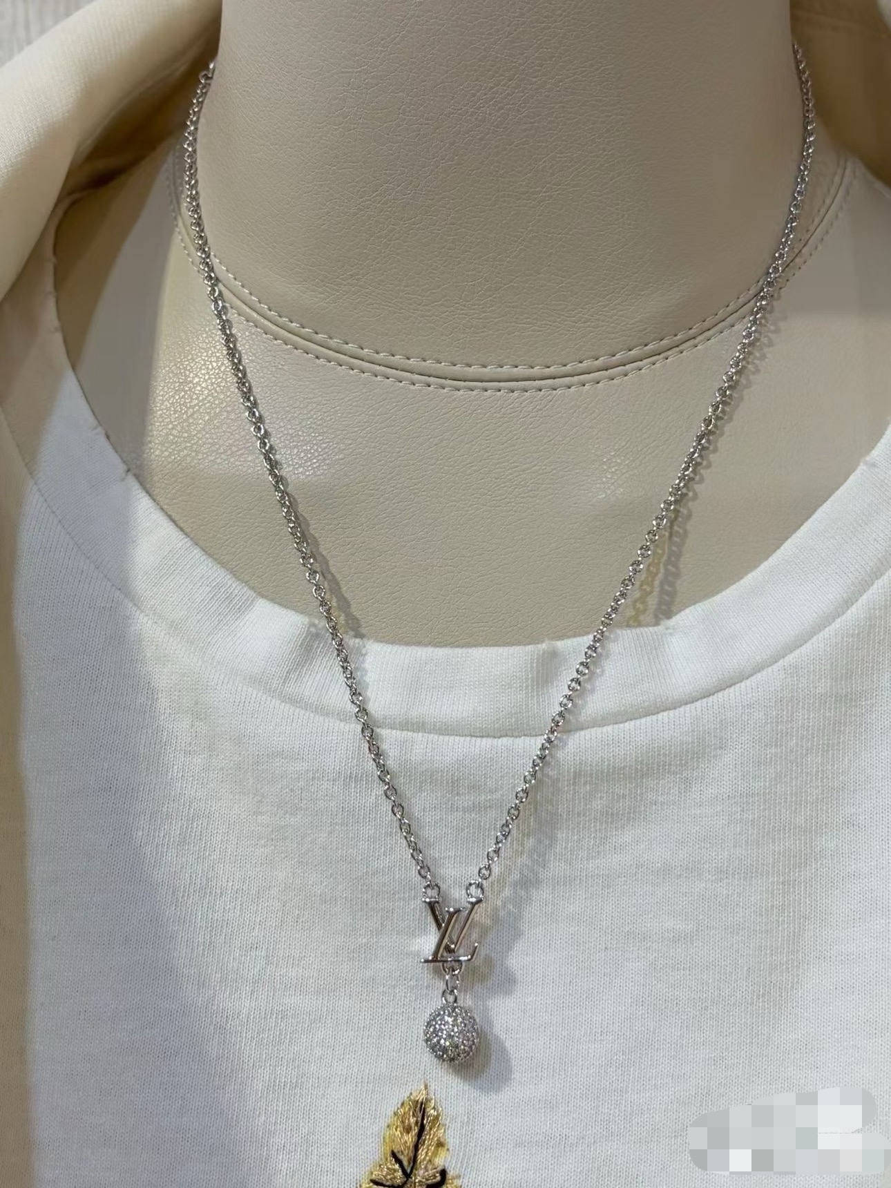 Louis Vuitton 路易威登字母项链 秉承精湛匠艺 抛光色泽成就 LV 字母的自然化身，流露品牌格调 百搭 项链