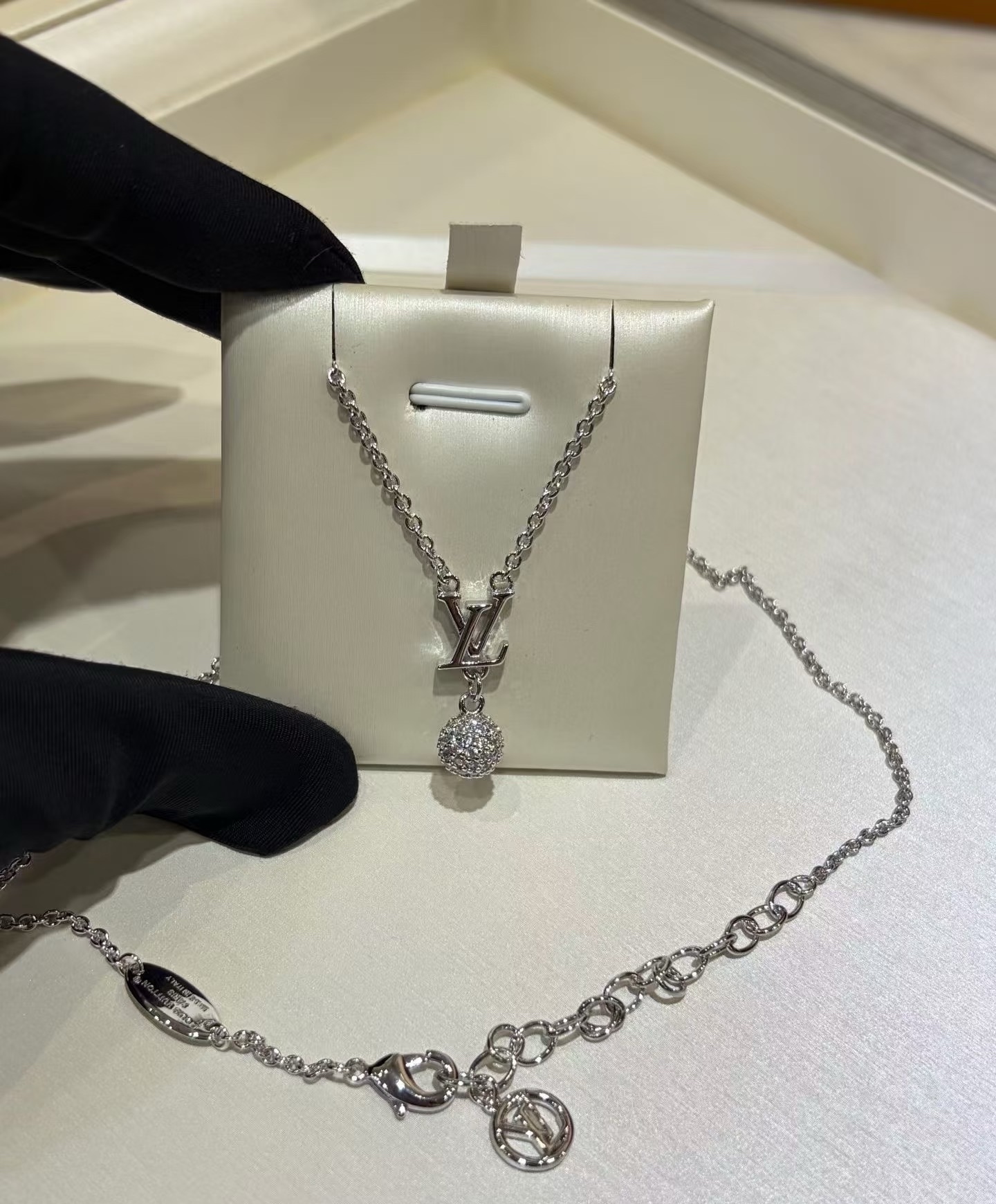 Louis Vuitton 路易威登字母项链 秉承精湛匠艺 抛光色泽成就 LV 字母的自然化身，流露品牌格调 百搭 项链