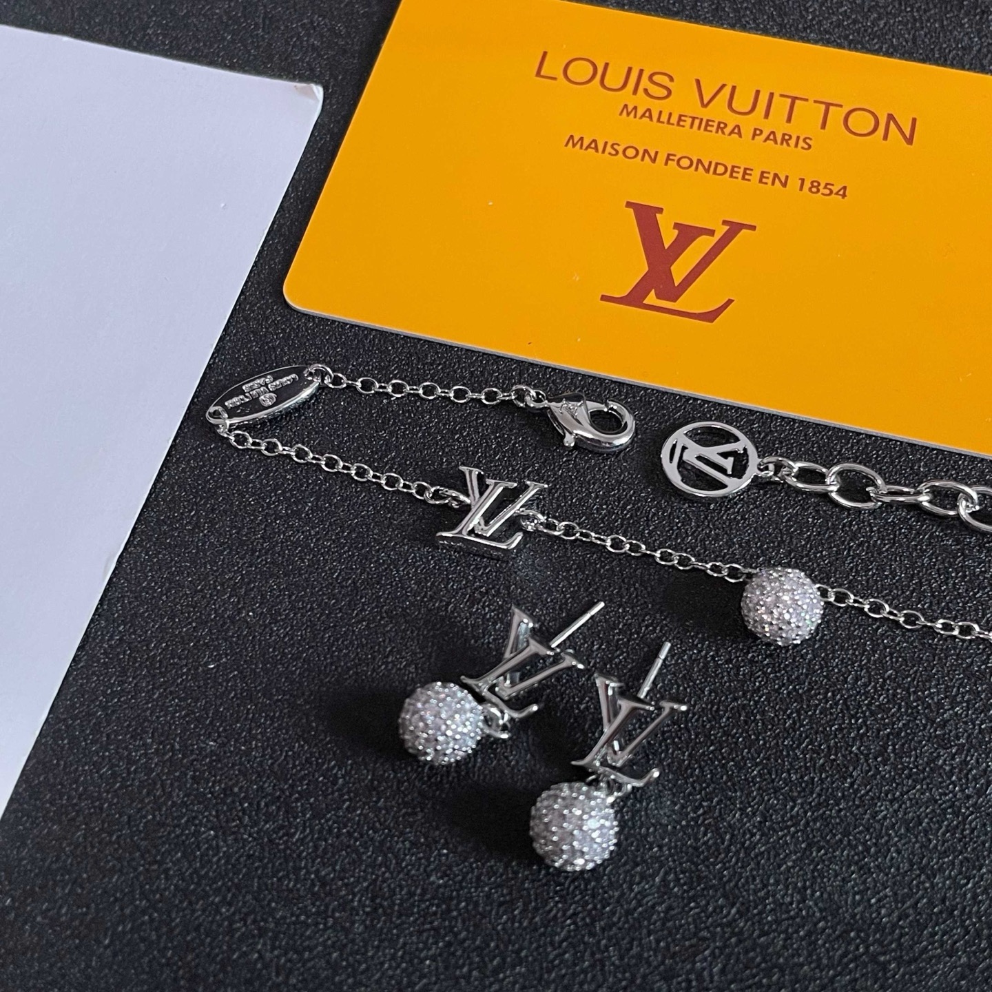 Louis Vuitton 路易威登字母手链 秉承精湛匠艺 抛光色泽成就 LV 字母的自然化身，流露品牌格调 百搭