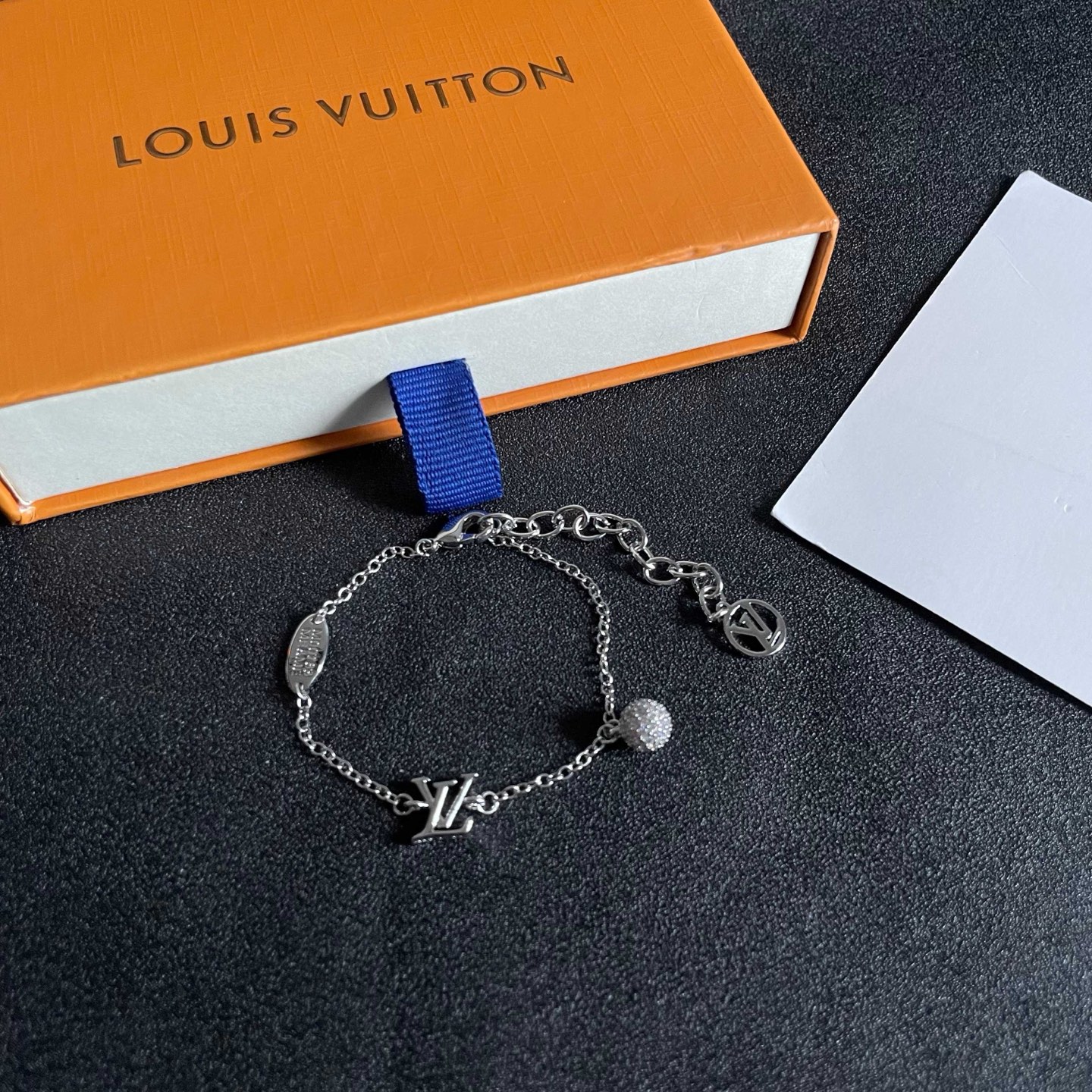 Louis Vuitton 路易威登字母手链 秉承精湛匠艺 抛光色泽成就 LV 字母的自然化身，流露品牌格调 百搭
