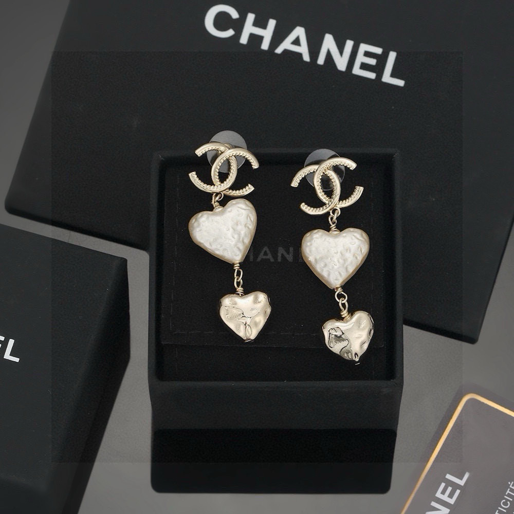 Chanel 香奈儿浅金色心桃耳环 紧追潮流早春耳钉 不管你是圆脸还是长脸拆下自己配系有意想不到的惊喜