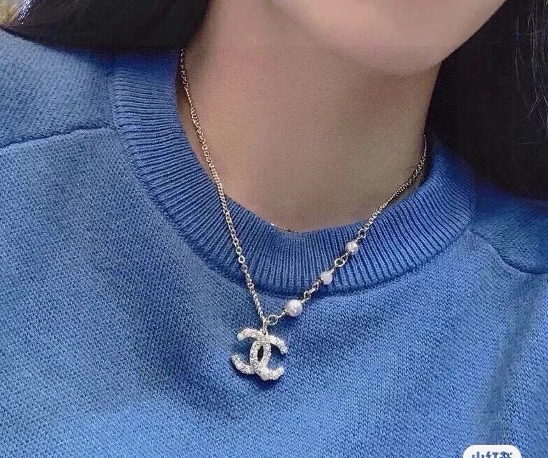 Chanel cha@el 款珍珠choker 新款项链 真心超美的 简简单单的一个双C 施华洛珍珠