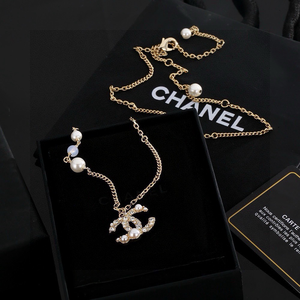 Chanel cha@el 款珍珠choker 新款项链 真心超美的 简简单单的一个双C 施华洛珍珠