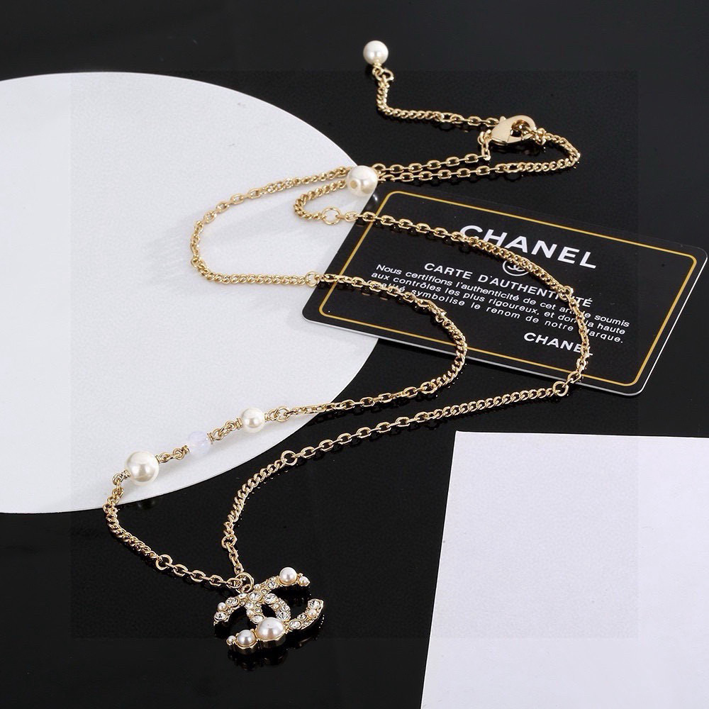 Chanel cha@el 款珍珠choker 新款项链 真心超美的 简简单单的一个双C 施华洛珍珠