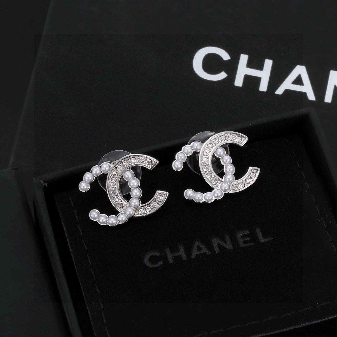 Chanel 香奈儿耳环 紧追潮流早春耳钉 不管你是圆脸还是长脸拆下自己配系有意想不到的惊喜 修饰脸型利器