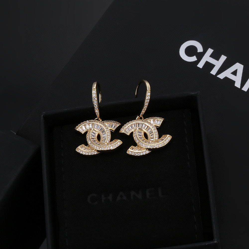 Chanel 香奈儿耳环 紧追潮流早春耳钉 不管你是圆脸还是长脸拆下自己配系有意想不到的惊喜 修饰脸型利器