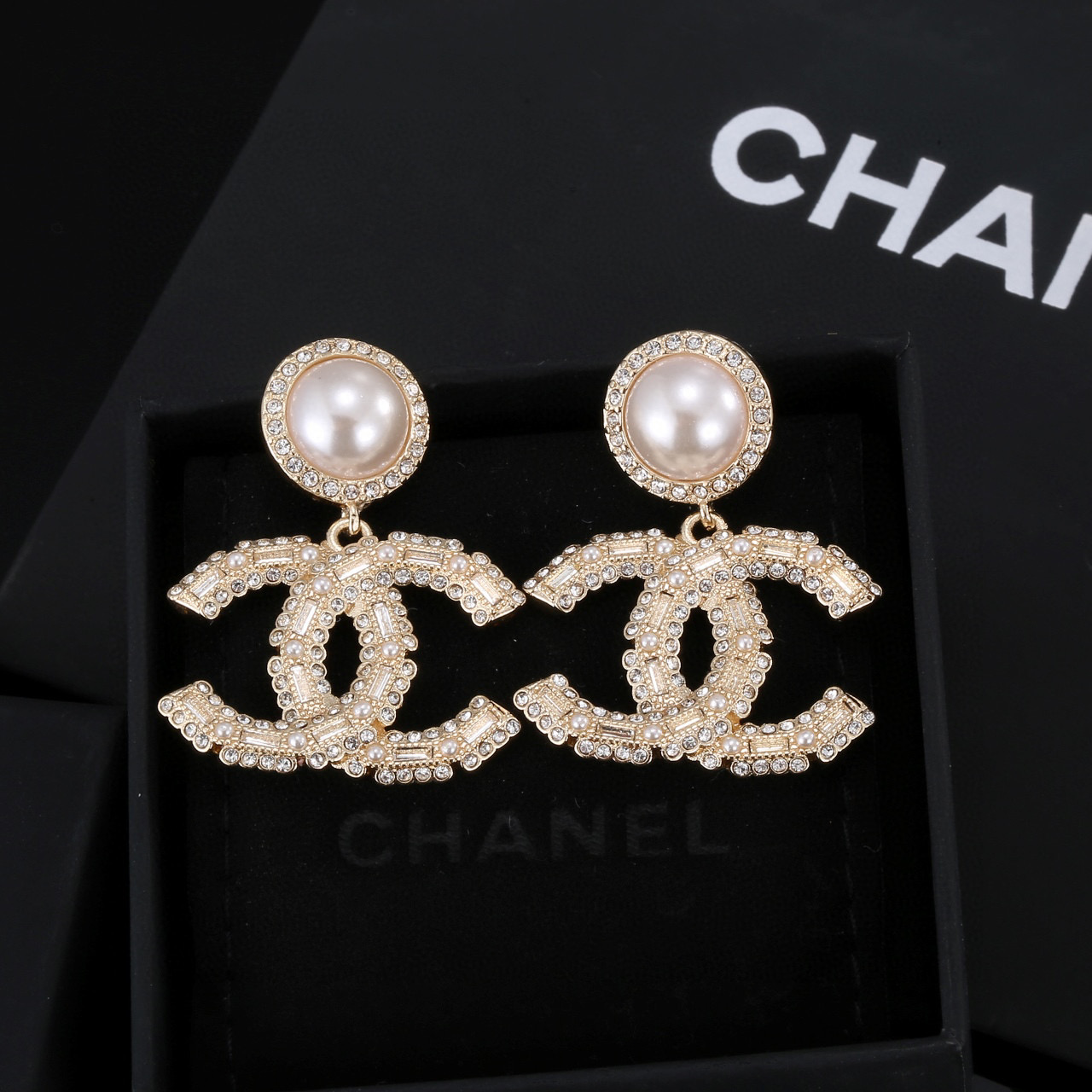 Chanel 香奈儿双C珍珠带钻耳环 惊艳的设计