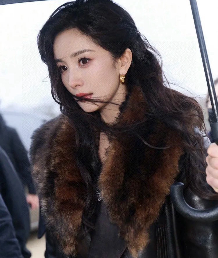 Loewe 金色 罗意威的设计真的很厉害 非常的艺术