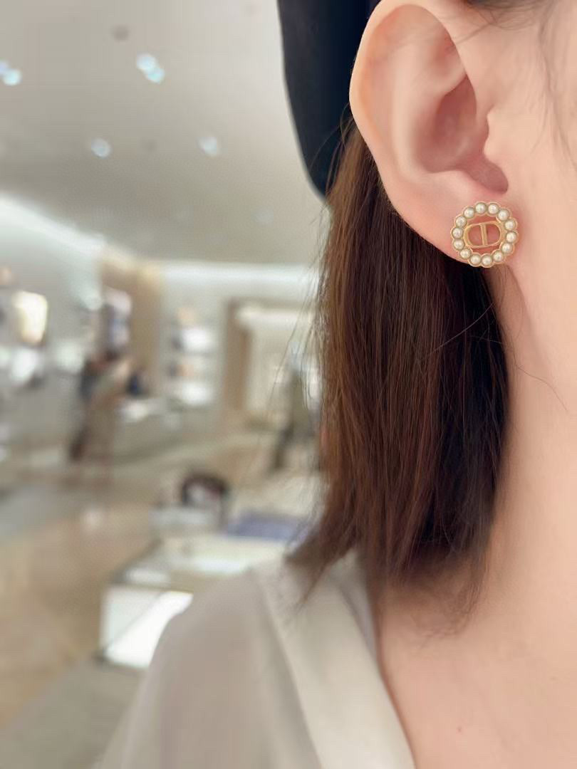 Dior 迪奥 新款珍珠耳钉 上新 cd字母