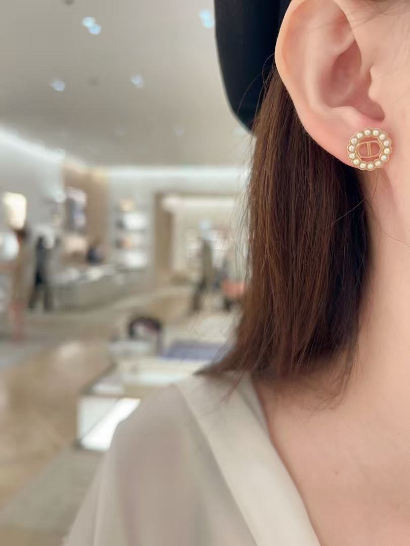 Dior 迪奥 新款珍珠耳钉 上新 cd字母