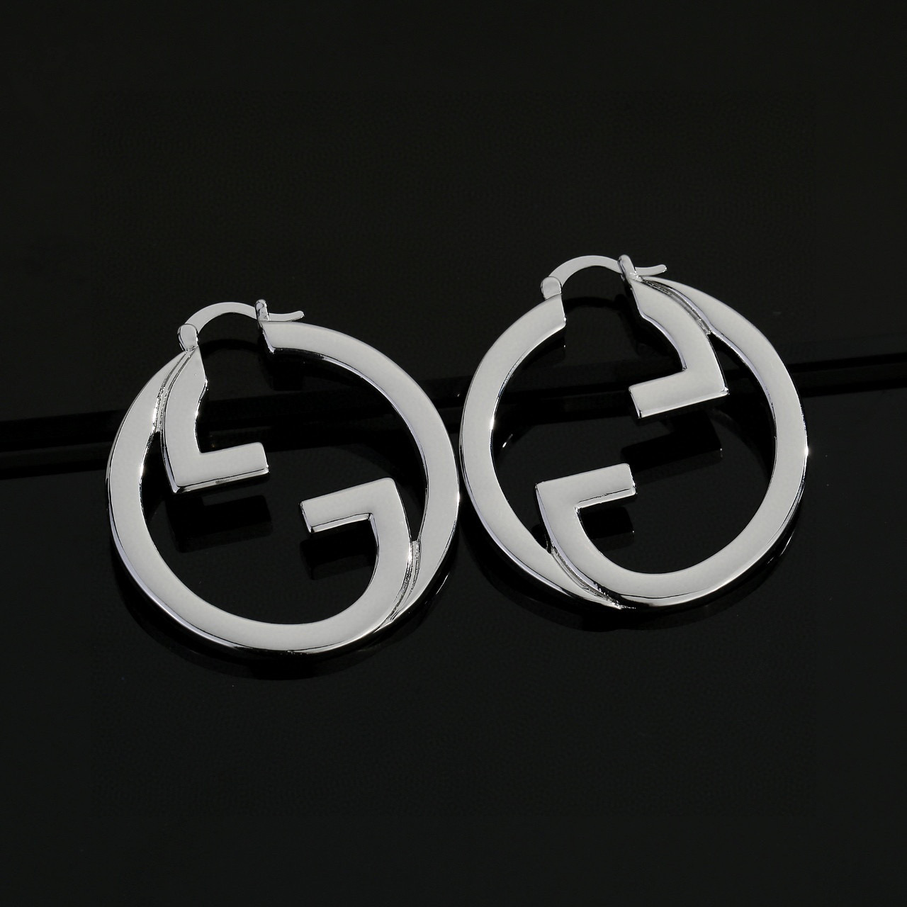 Gucci Gucci 古驰 耳钉 高端 打造 美到哭 因为是限量版 你根本无法在店内看到