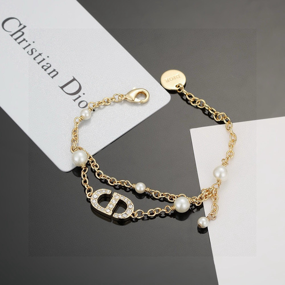 Dior Dior 迪奥cd字母手链采用金色作为主要颜色 配上字母、五角星、增添了一份可爱