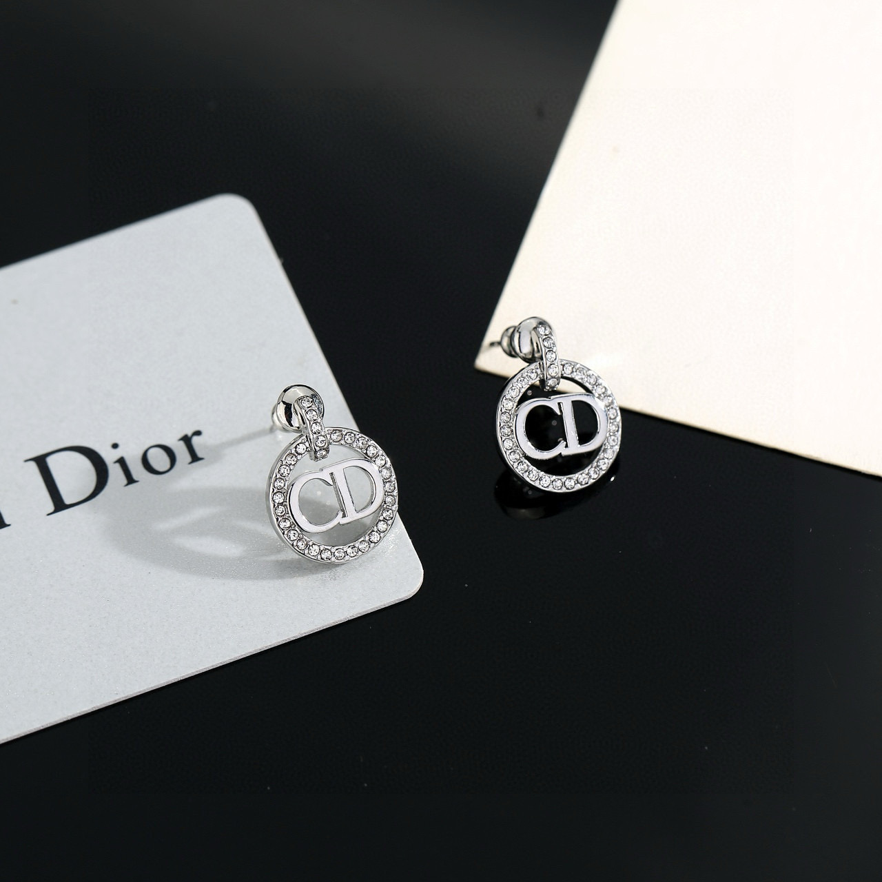 Dior 迪奥cd字母耳环 这款 Dior