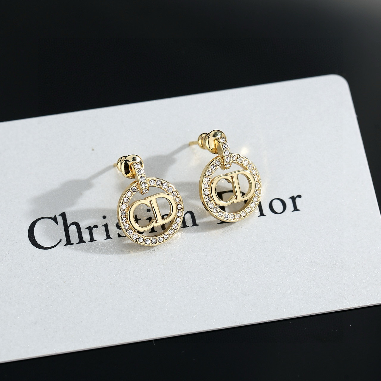 Dior 迪奥cd字母耳环 这款 Dior