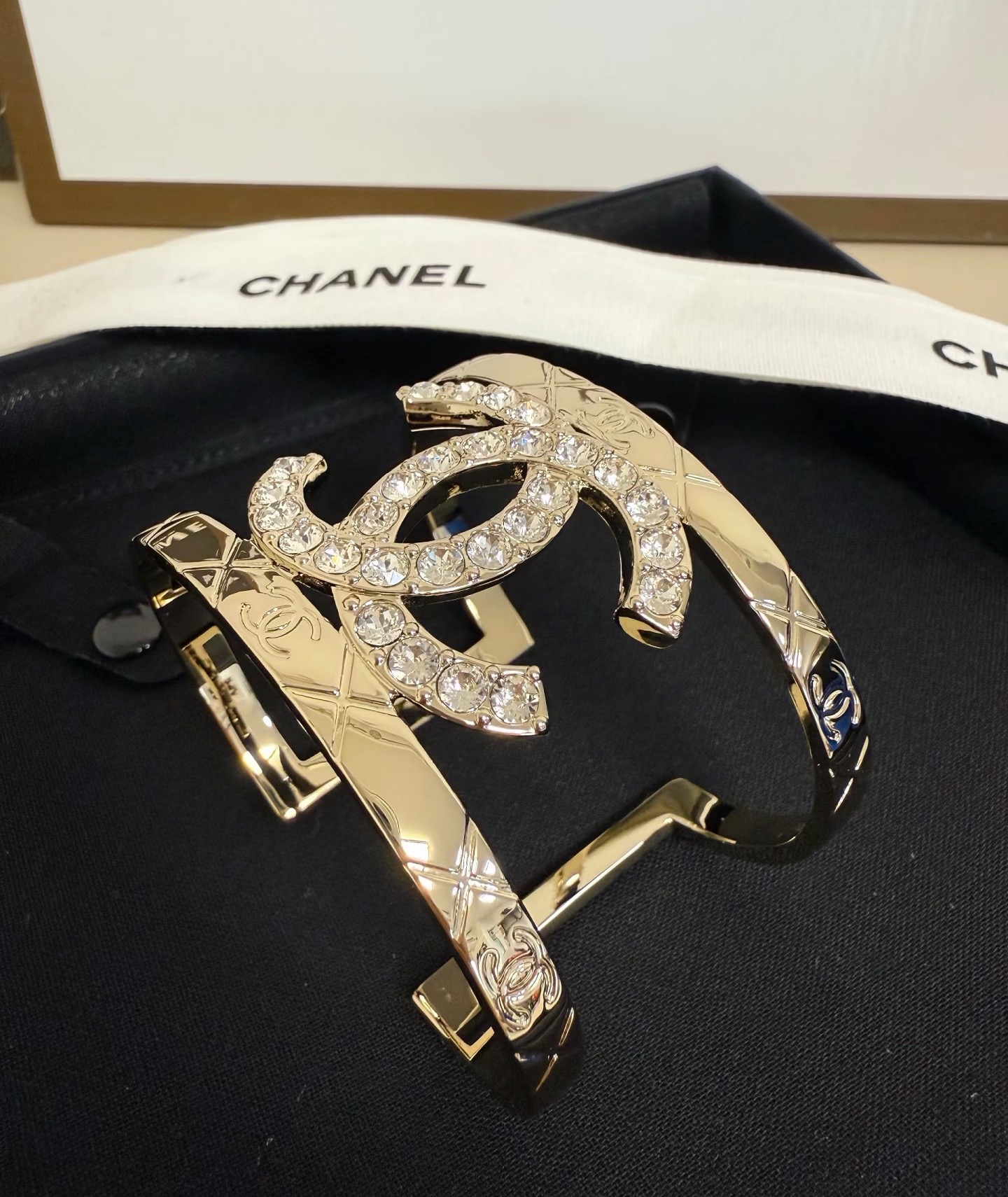 Chanel 开口宽手镯 精工版本 极力推荐 香奈儿黑皮手镯 材质定制 zp购入 定制零头不到 白富美闭眼入