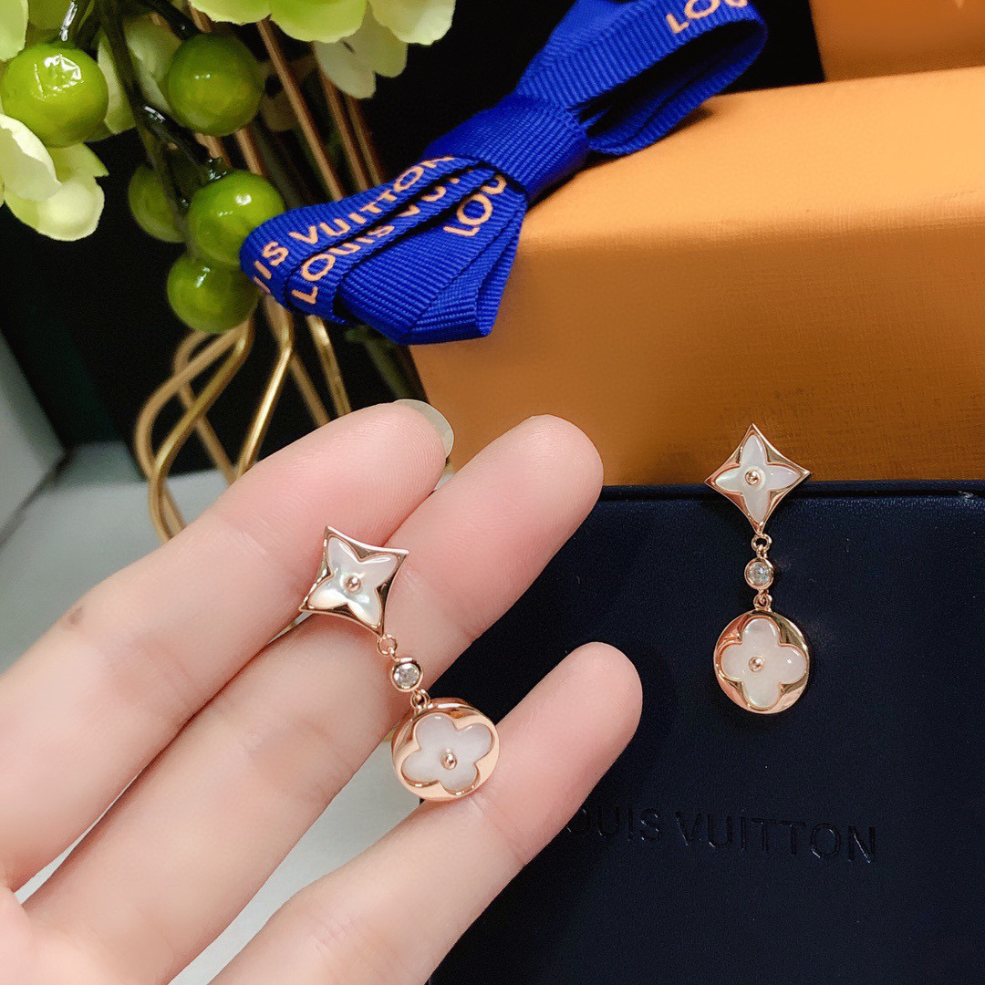 Louis Vuitton 精工版本路易威登四叶草耳钉 秉承精湛匠艺