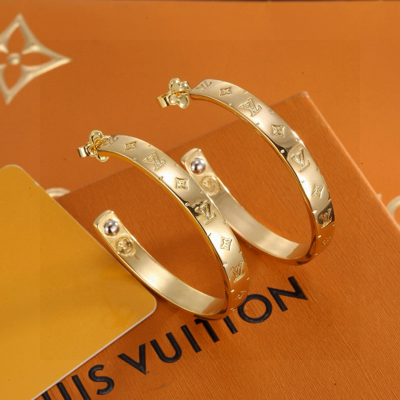Louis Vuitton 路易威登字母耳环 秉承精湛匠艺 抛光色泽成就 LV 字母的自然化身，流露品牌格调 百搭 耳钉