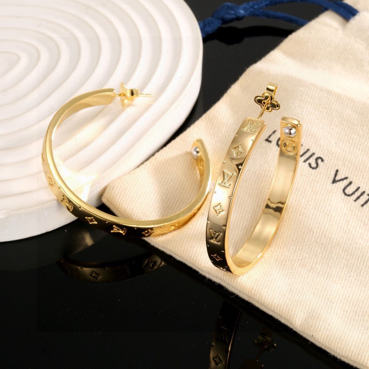 Louis Vuitton 路易威登字母耳环 秉承精湛匠艺 抛光色泽成就 LV 字母的自然化身，流露品牌格调 百搭 耳钉