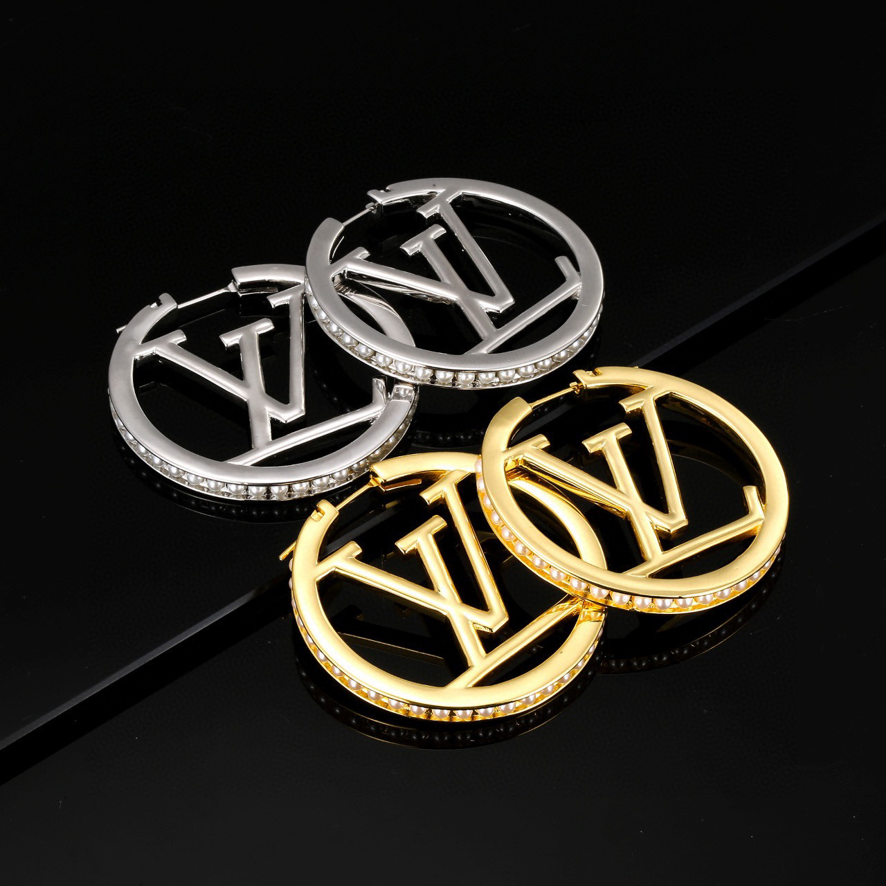 Louis Vuitton 精工版本路易威登耳钉 秉承精湛匠艺 以锻造耀目 LV Twig 抛光色泽成就 LV 字母的自然化身