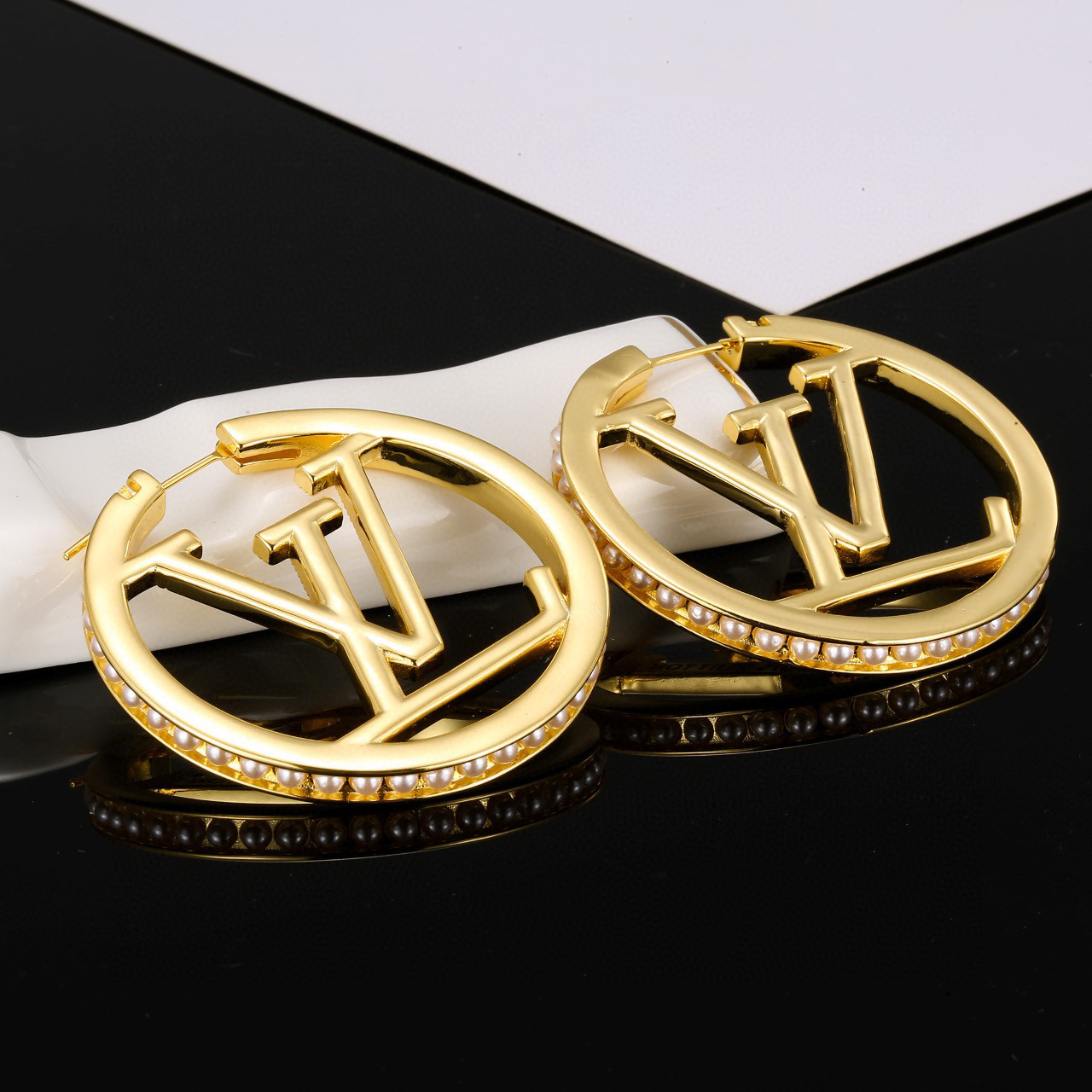 Louis Vuitton 精工版本路易威登耳钉 秉承精湛匠艺 以锻造耀目 LV Twig 抛光色泽成就 LV 字母的自然化身