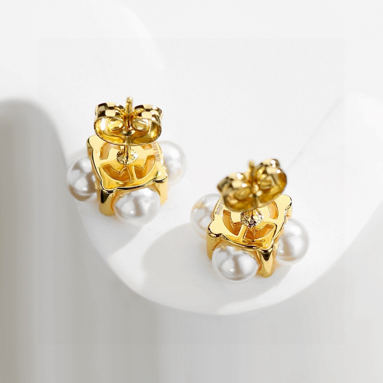 Celine Celine 赛琳耳钉 耳环 金色系 小巧 可爱 百搭 。 造型设计 金色特别显白 穿衣搭配不挑人