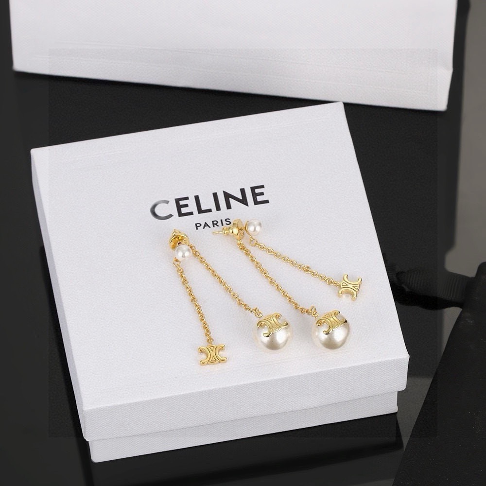 Celine 赛琳Celine 新款凯璇门耳钉 与众不同的设计 个性十足 颠覆你对传统耳环的印象 使其魅力爆灯耳环