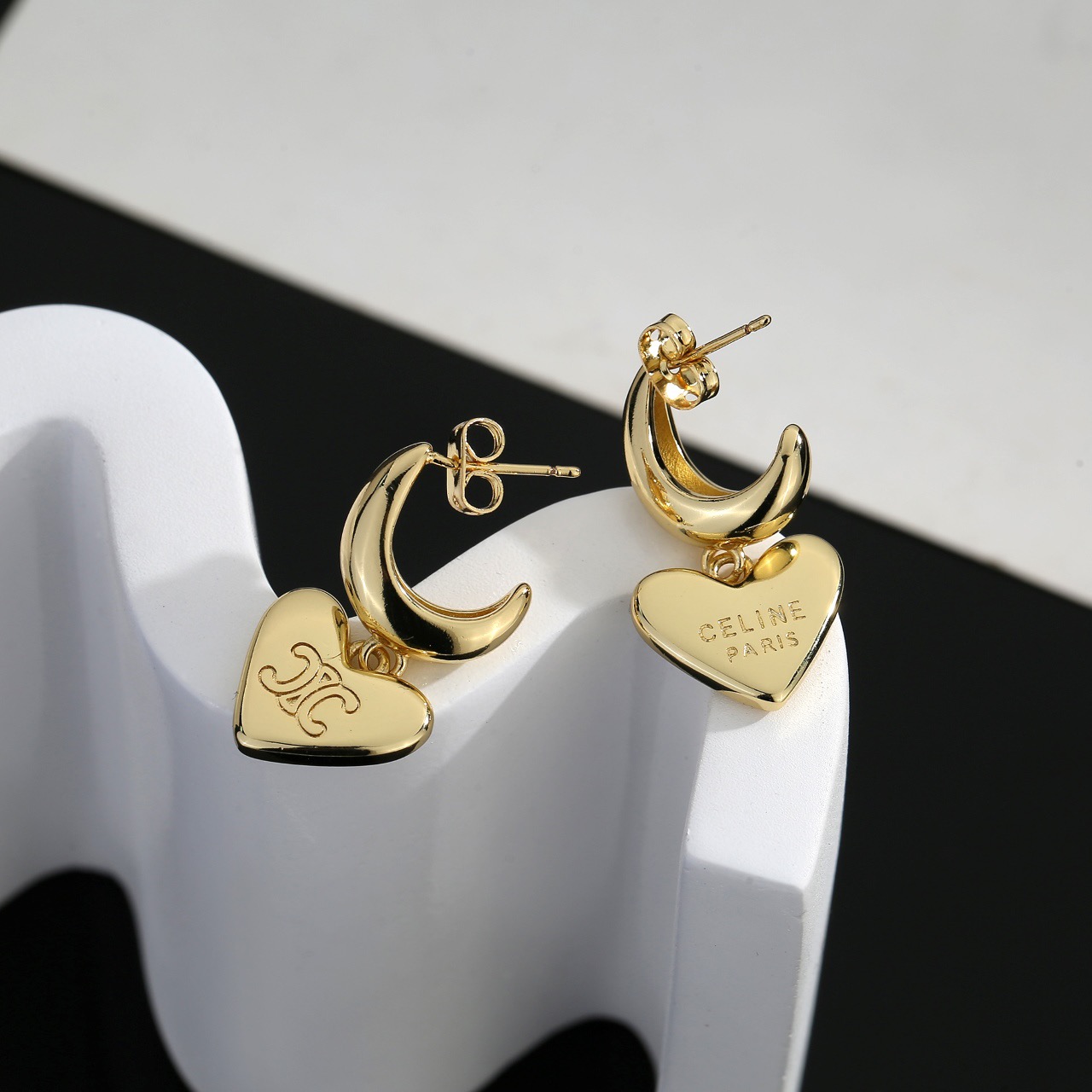 Celine Celine 赛琳耳钉 金色系 小巧 可爱 百搭 。 造型设计 金色特别显白 穿衣搭配不挑人