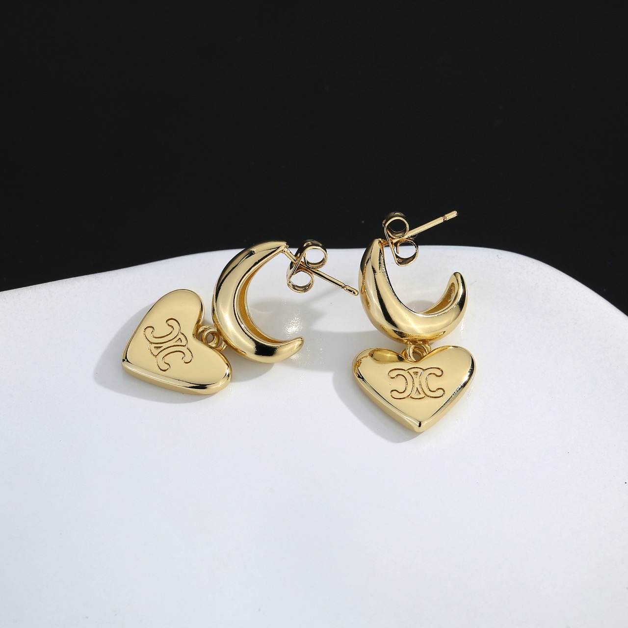 Celine Celine 赛琳耳钉 金色系 小巧 可爱 百搭 。 造型设计 金色特别显白 穿衣搭配不挑人