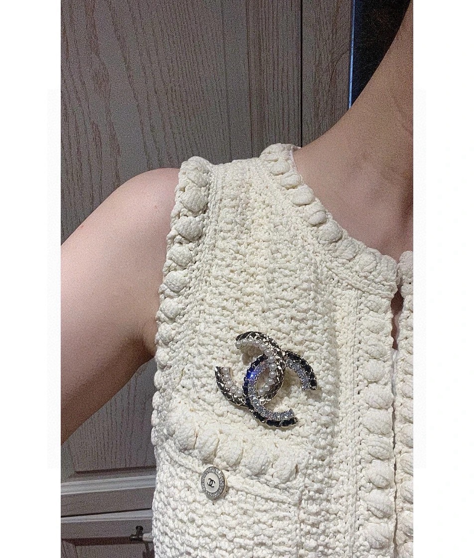 Chanel 香奈儿 新款 真皮胸针 真实细节呈现
