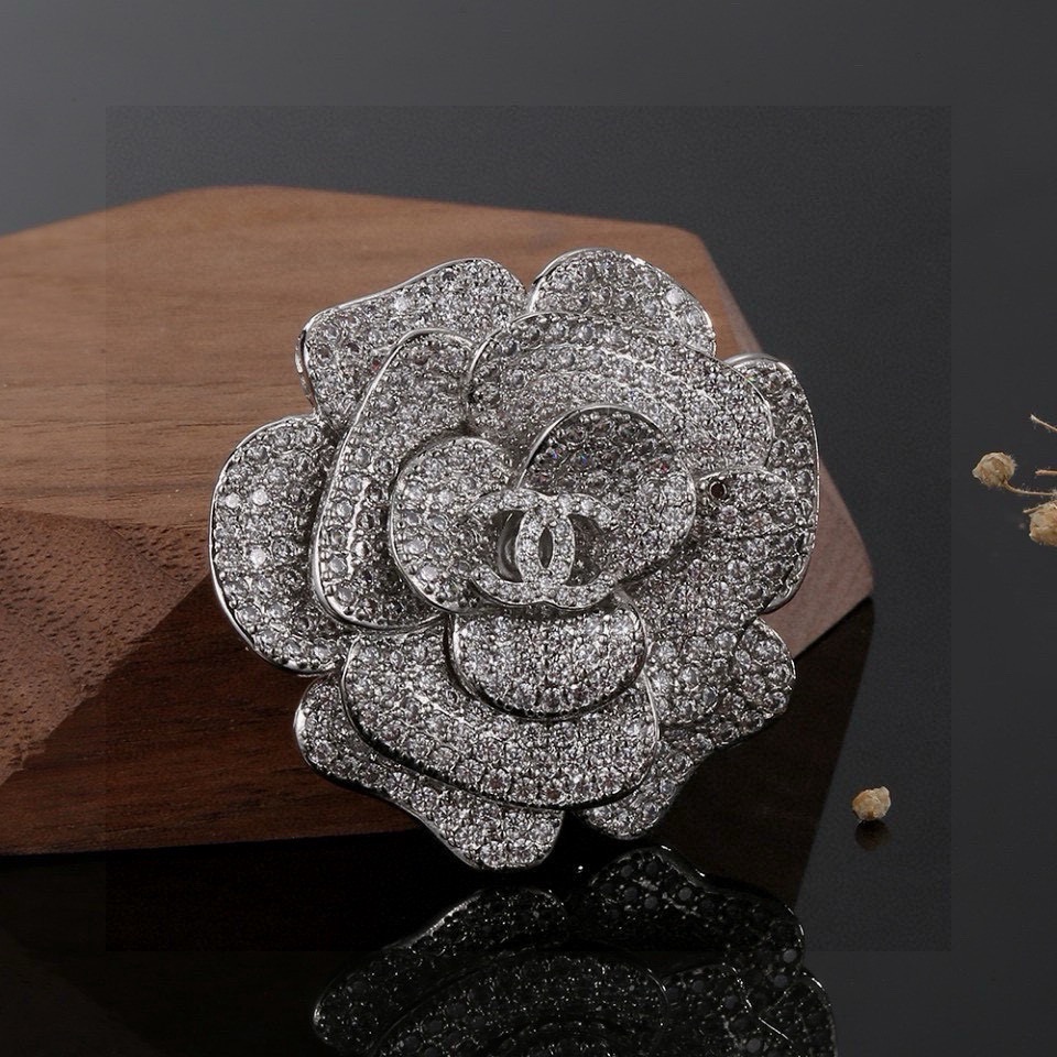 Chanel Chanel 茶花胸针 现仅海外 有售 形状各异 ，轰炸吧～