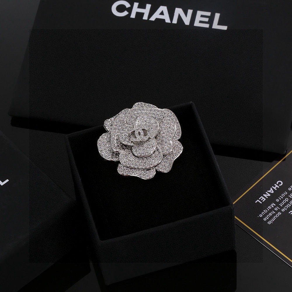 Chanel Chanel 茶花胸针 现仅海外 有售 形状各异 ，轰炸吧～